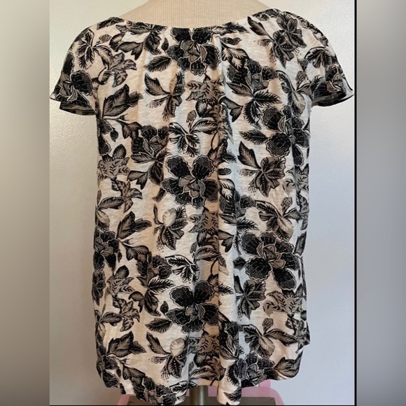 Old Navy Top XS
Ties in front - Picture 3 of 4